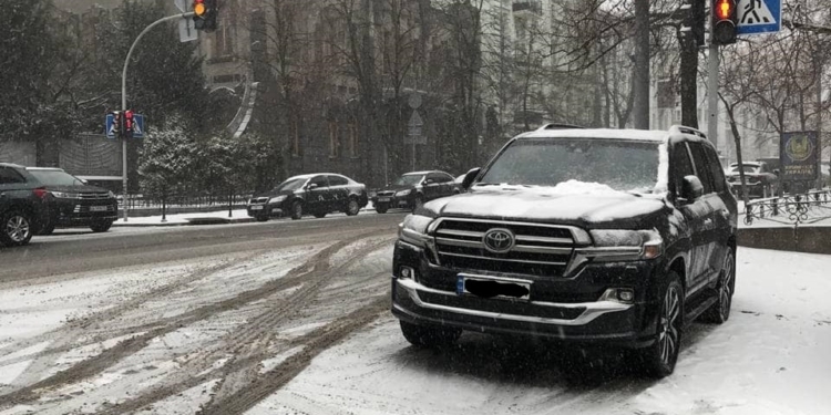 Если нельзя, но очень хочется. Арахамию оштрафовали за парковку на пешеходном переходе (ФОТО)