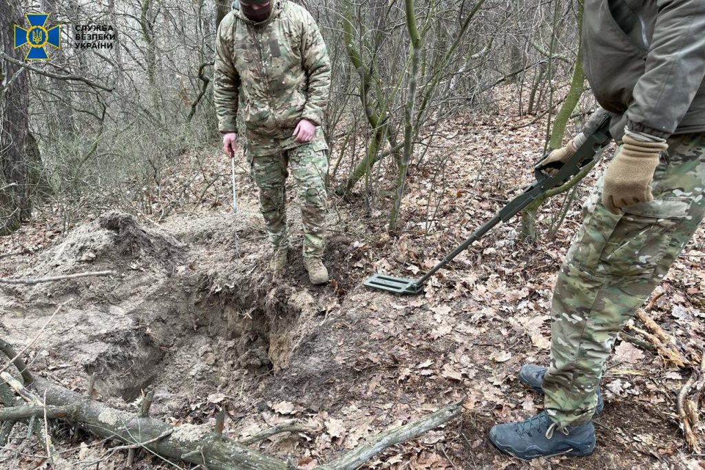 На Харьковщине СБУ нашла схрон с оружием из РФ (ФОТО, ВИДЕО) 3