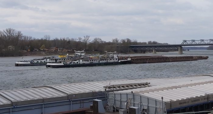 Толкал 6 барж. Украинский теплоход “Челябинск” врезался в опору моста в Венгрии (ФОТО)