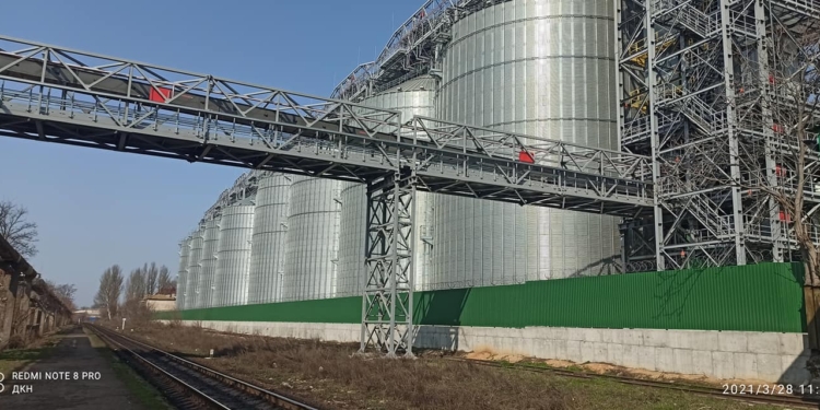 Заложники терминала: николаевцы, под окнами которых построили зерновую галерею, за 2 года так и не получили обещанных квартир