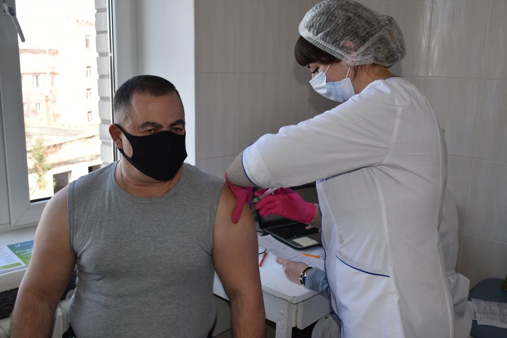 В Николаеве от вакцину от коронавируса получили замгубернатора, нардеп и начальник облздрава (ФОТО) 3