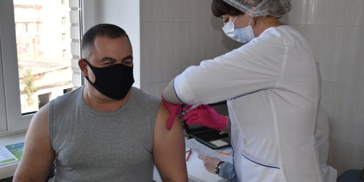 В Николаеве от вакцину от   коронавируса получили замгубернатора, нардеп и начальник облздрава (ФОТО)