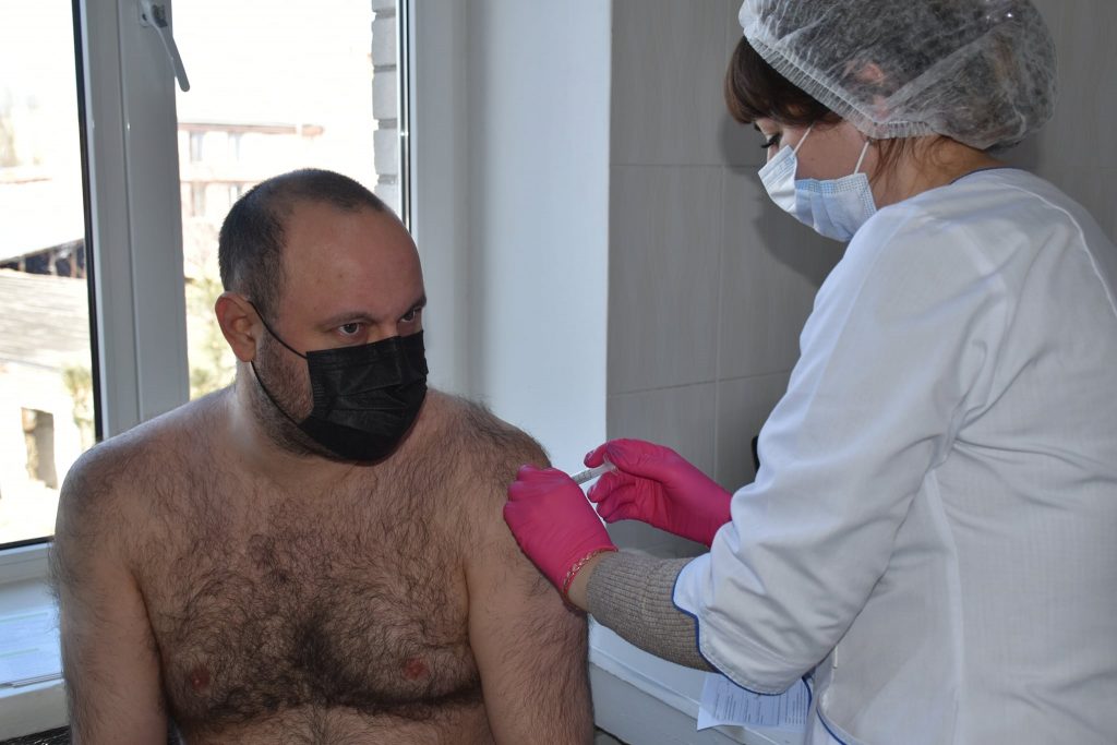 В Николаеве от вакцину от коронавируса получили замгубернатора, нардеп и начальник облздрава (ФОТО) 5