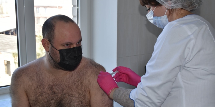 В Николаеве от вакцину от коронавируса получили замгубернатора, нардеп и начальник облздрава (ФОТО)