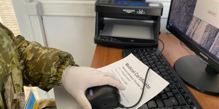 У наших и не наших. Украинские пограничники на выходных обнаружили 9 поддельных ПЦР-тестов (ВИДЕО)