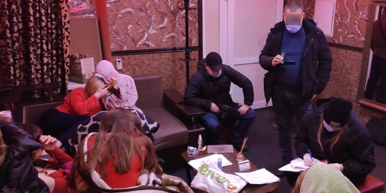 В Николаеве “накрыли” бордель, замаскированный под массажный салон (ФОТО, ВИДЕО)