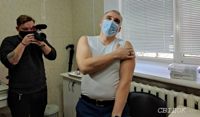 Для примера: мэр Николаева с двумя замами получили прививку от COVID 1