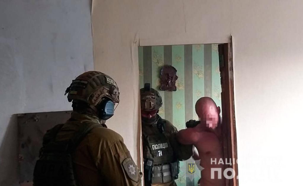 В Николаеве спецназ штурмовал квартиру - за дверью был неадекват с боевой гранатой (ФОТО ВИДЕО) 9
