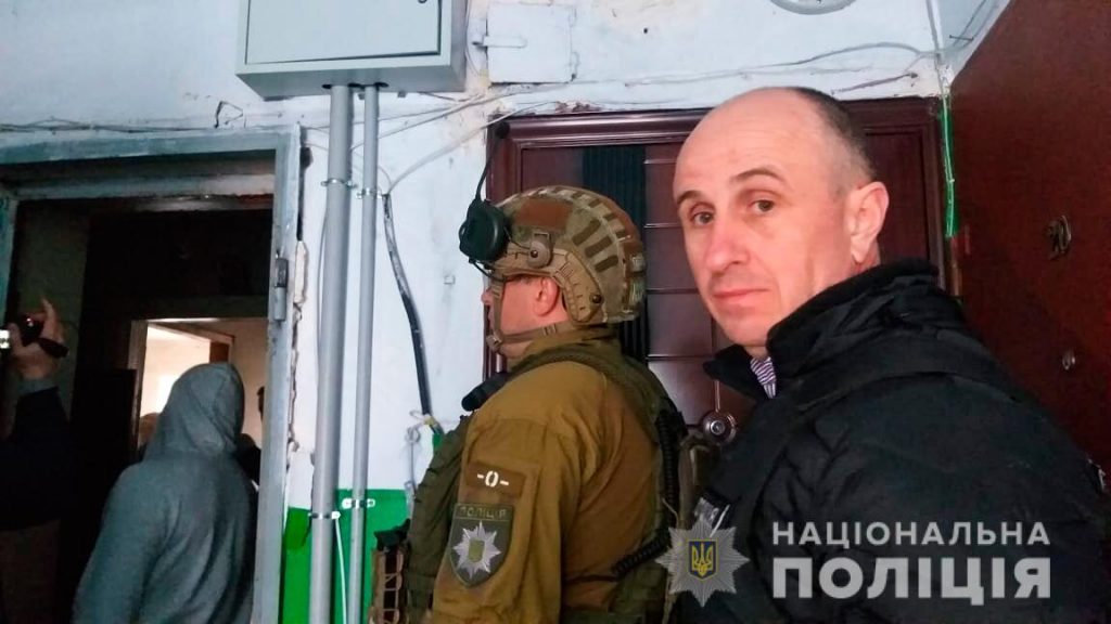 В Николаеве спецназ штурмовал квартиру - за дверью был неадекват с боевой гранатой (ФОТО ВИДЕО) 3