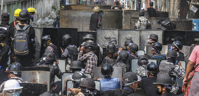 За день протестов в Мьянме убили 12 протестующих, оппозиция призывает продолжать революцию