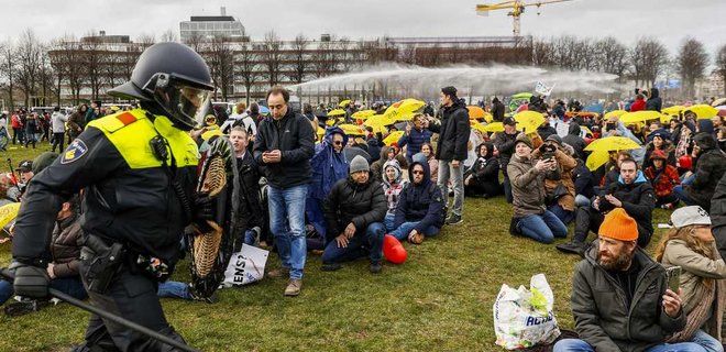 В Нидерландах на участников протеста против карантина полиция спустила собак (ВИДЕО)