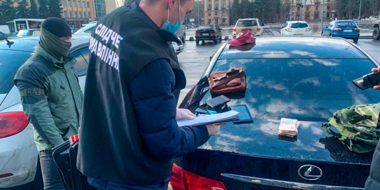 В Николаеве задержан горожанин при попытке продать реальный диплом вуза, но без учебы (ФОТО, ВИДЕО)