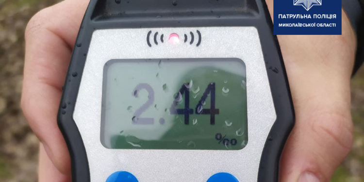 В Николаеве задержали очередного пьяного водителя. А в его машине ехал мужчина с автоматом (ФОТО)