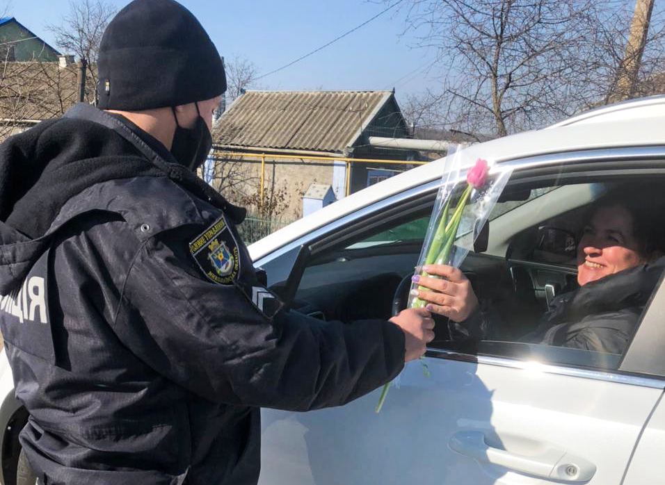 На Николаевщине патрульные поздравили женщин-водителей цветами (ФОТО) 13