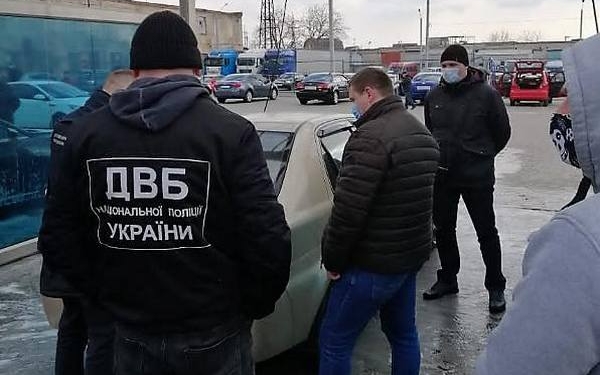 В Николаеве задержали полицейского, который требовал $2 тыс. взятки у своего коллеги «за молчание» ( ФОТО)