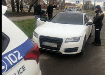 В Николаеве патрульные нашли водителя, устроившегося ночной дрифт на центральной площади