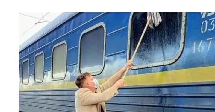 Возмущенный грязью в украинских поездах, датчанин помыл окна в вагоне, – соцсети взорвались