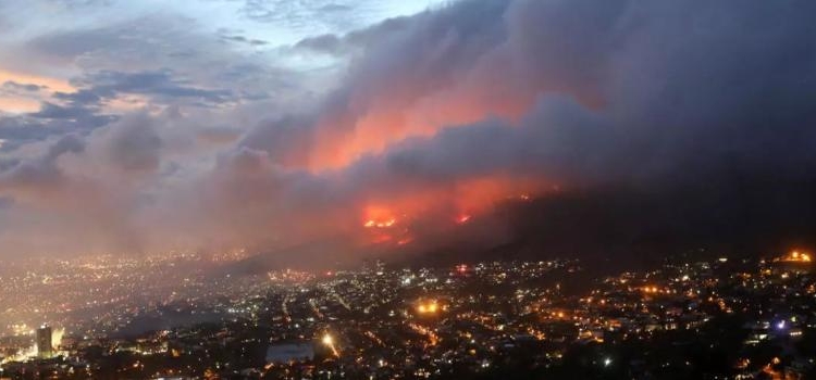 В ЮАР горит Столовая гора: уничтожены уникальные объекты, эвакуированы 50 тысяч человек (ФОТО, ВИДЕО)