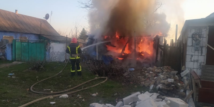 За вчерашний день спасатели Николаевщины тушили дачу и хозпостройку (ФОТО)