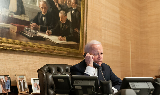 Байден предложил Путину встретиться на нейтральной территории и обсудить переброску российских войск к границам Украины