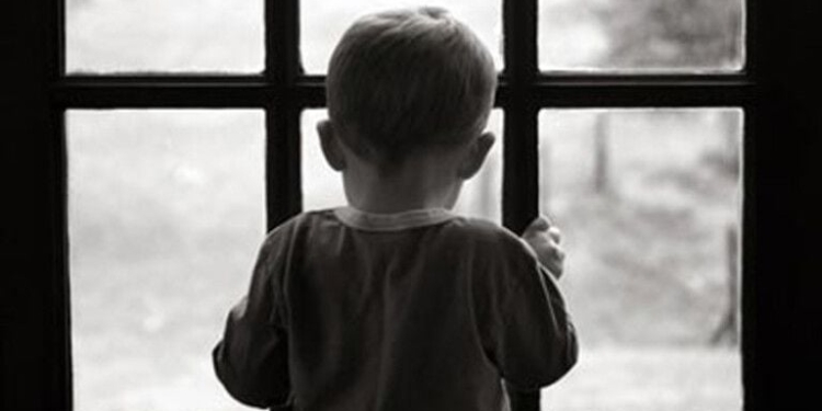 В Николаеве горе-мать бросила 10-месячного ребенка у чужих людей – сейчас малыша забрали в больницу