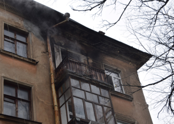 В Николаеве на Потемкинской тушили квартиру на последнем этаже четырехэтажки (ФОТО, ВИДЕО)