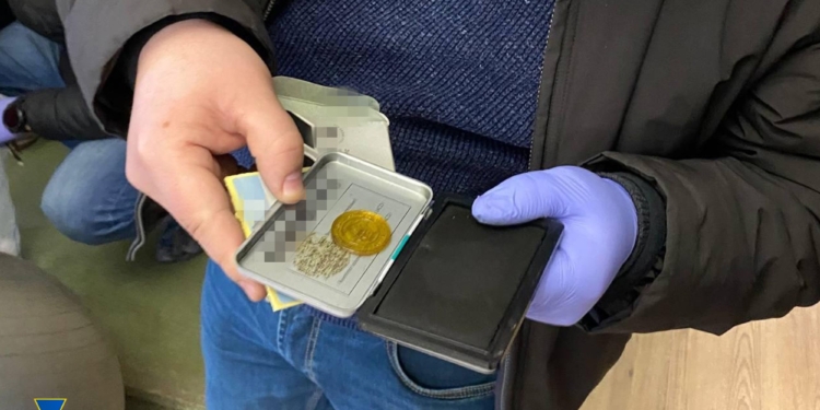 В Киеве работала схема по легализации иностранцев – дельцы прикрывались несуществующими связями в Офисе Президента, – СБУ (ФОТО)