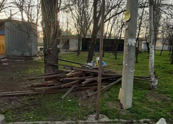 68 деревьев пойдут под нож: в Николаеве начали устанавливать забор вокруг сквера, где намерены построить АТБ (ВИДЕО)