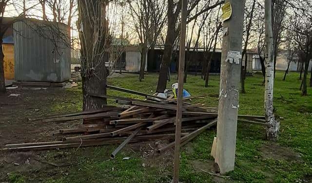 68 деревьев пойдут под нож: в Николаеве начали устанавливать забор вокруг сквера, где намерены построить АТБ (ВИДЕО)