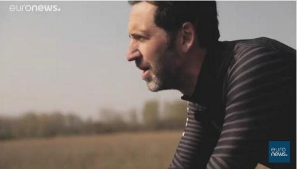 Из-за коронавируса бывший всемирно известный оперный певец стал доставщиком еды (ВИДЕО)