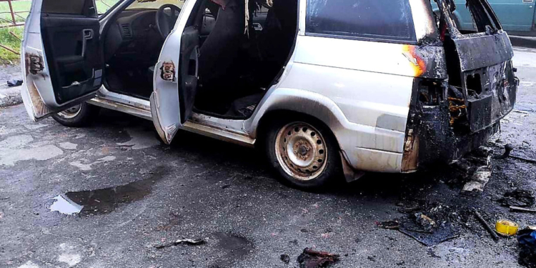 В Николаевском районе в автомобиль ночью бросили бутылку с зажигательной смесью – полиция разбирается