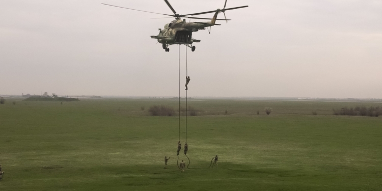 Курсанты Школы морского пехотинца в Николаеве десантировались с моря и воздуха (ФОТО)