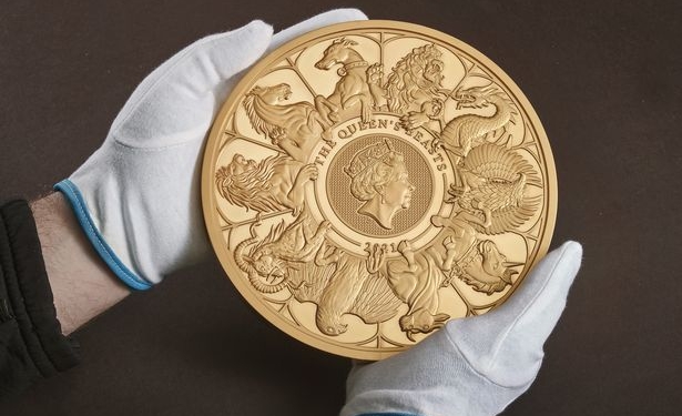 «Звери королевы»: Королевский монетный двор Великобритании выпустил самую большую монету за всю историю (ФОТО)
