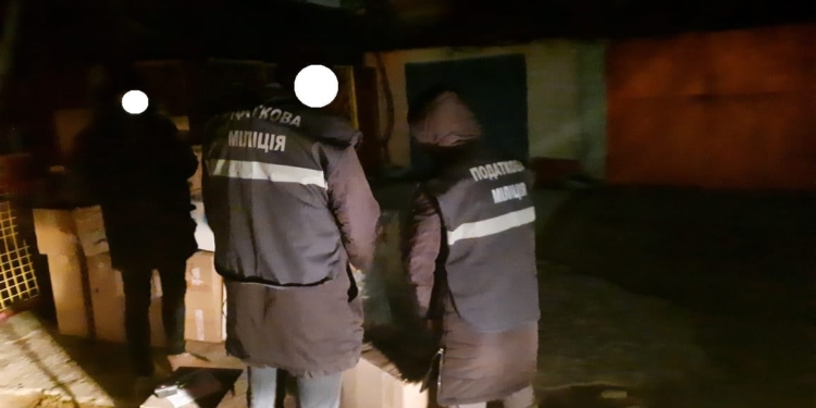 Налоговая милиция Николаевщины остановила незаконный сбыт контрабандных сигарет на 2 млн.грн. (ФОТО)