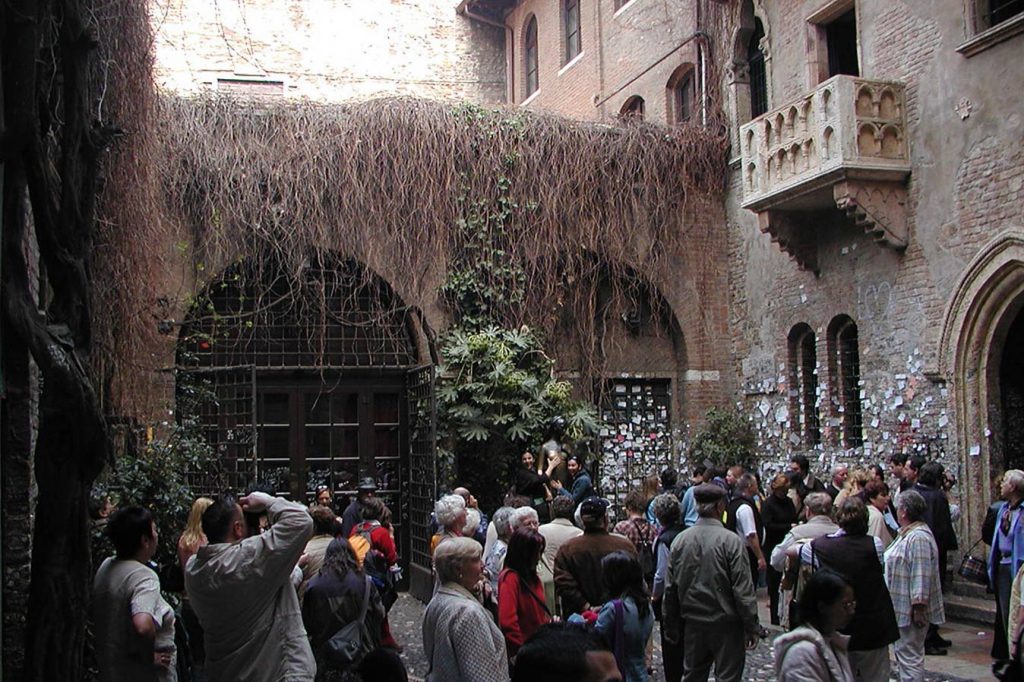 В Вероне хотят ограничить число туристов у знаменитого «балкона Джульетты» 1