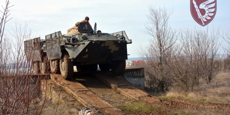 Навыки надо улучшать: николаевские десантники гоняли своих «железных коней» по пересеченной местности (ФОТО)