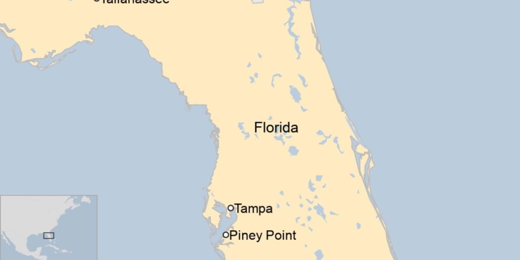 Во Флориде объявлено ЧП после утечки из большого пруда токсичных сточных вод в заливе Тампа