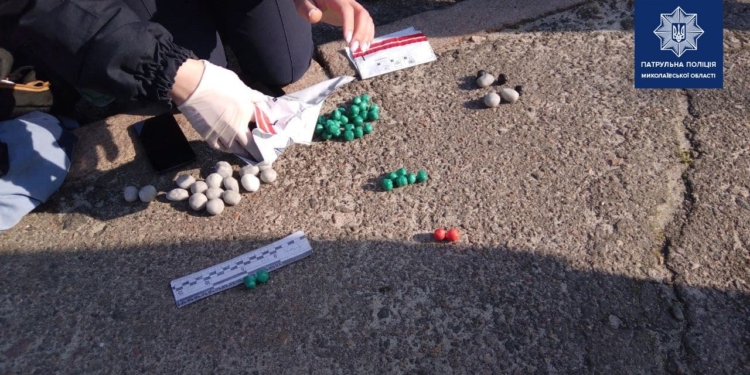 Наглость счастьем не стала: возле Николаевской ОГА патрульные задержали “закладчика” (ФОТО)