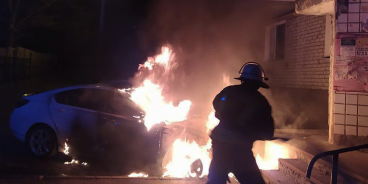 Ночью в Николаеве спасатели дважды тушили пожары автомобилей (ФОТО)