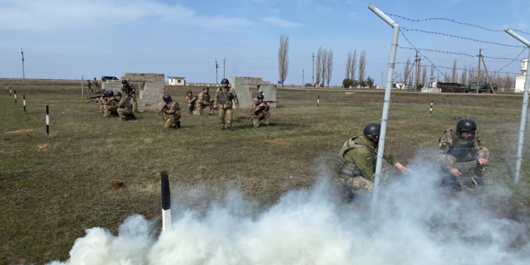 Как курсанты 198 Учебного центра ВМС в Николаеве полосу разведчика проходили (ФОТО)