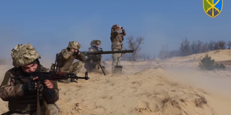 У Крыма военнослужащие учились отбивать морской десант (ВИДЕО)