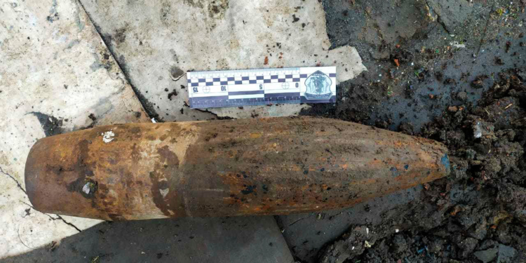 Не делайте так. На Николаевщине пенсионер использовал старый артснаряд как подставку для хозработ (ФОТО, ВИДЕО)