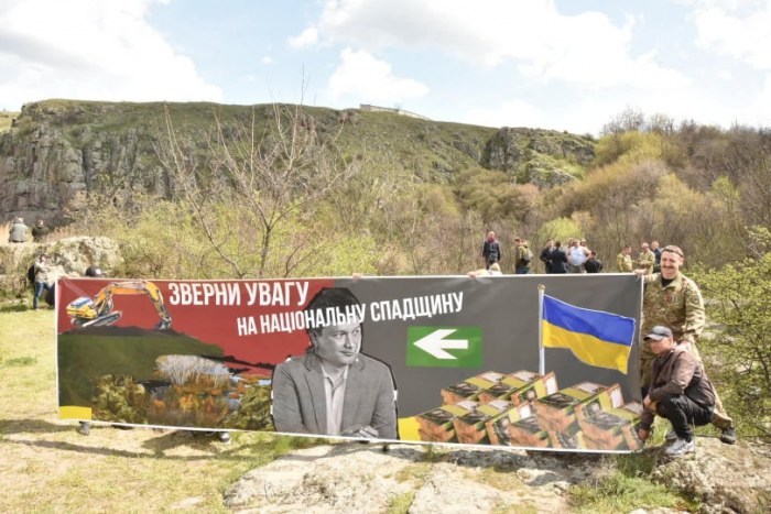 На Николаевщине ветераны АТО цепями приковали себя к острову в знак протеста против затопления «Бугского Гарда» (ФОТО) 19
