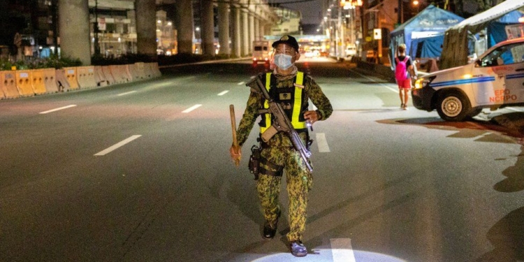 За нарушение карантина полиция заставила филиппинца приседать 300 раз. Он умер