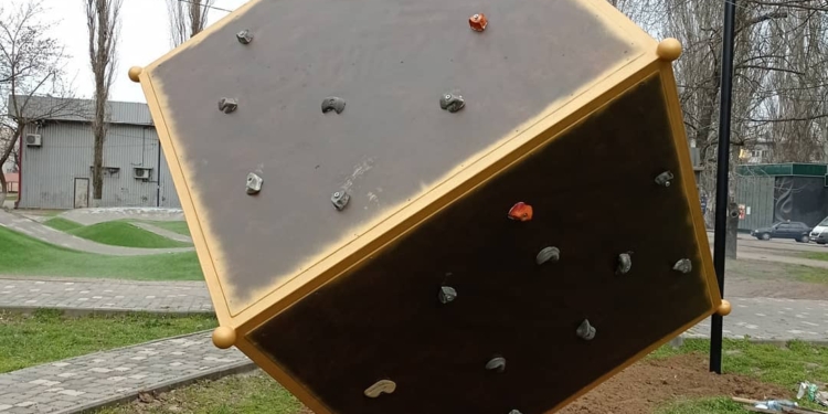 В Николаеве установили куб для скалолазов (ФОТО)