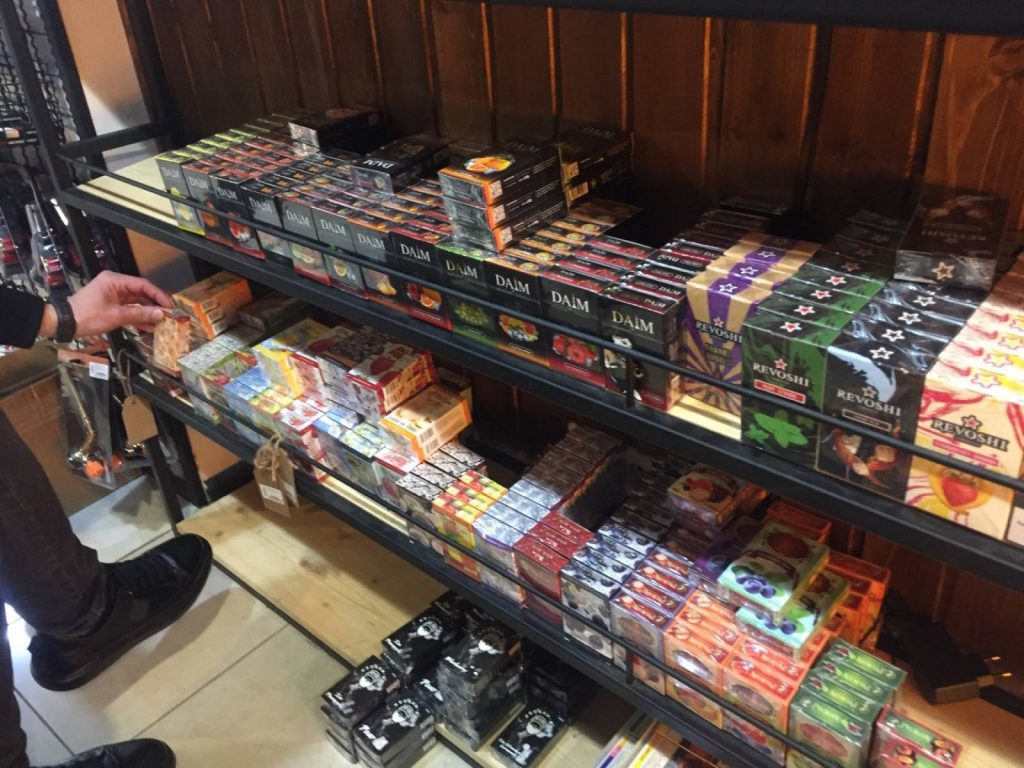 В магазине Николаева изъяли табак для кальянов на 33 тыс. грн. Торговец еще и штраф заплатит (ФОТО) 1