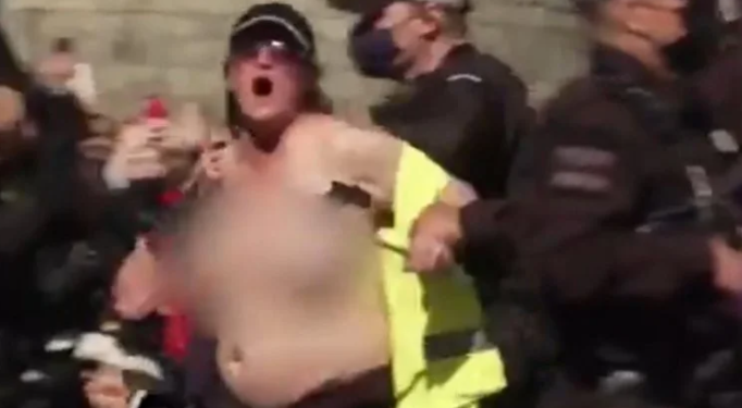 Призывала «спасти планету». Во время похорон принца Филиппа у Виндзорского замка задержали женщину топлес (ВИДЕО)