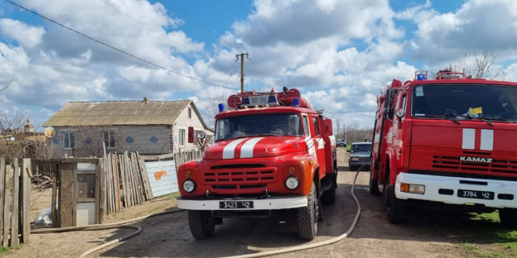 В Константиновке дети подожгли дом. Почему загорелся в Николаеве – еще вопрос (ФОТО)