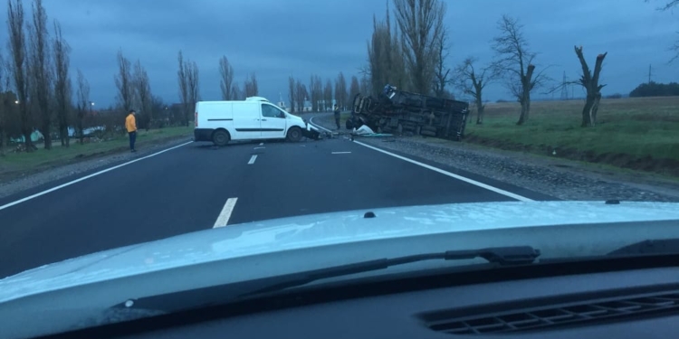 Под Николаевом в ДТП микроавтобус-катафалк  опрокинул грузовик Укрпочты, водитель погиб ОБНОВЛЕНО  (ВИДЕО)