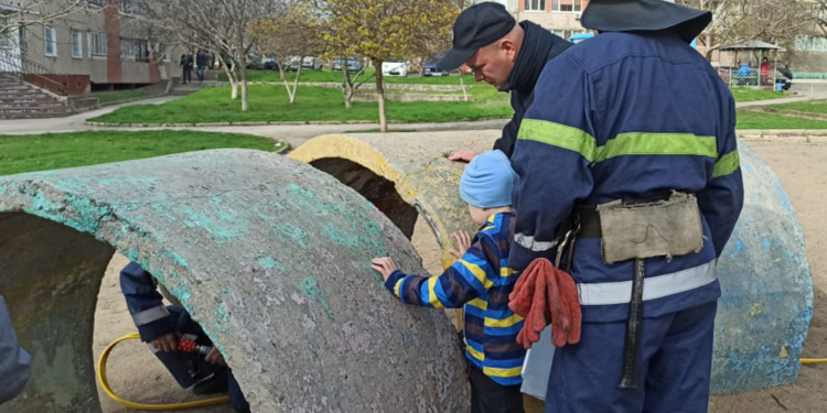 В Южноукраинске мальчик на детской площадке застрял в бетонных кольцах (ФОТО)